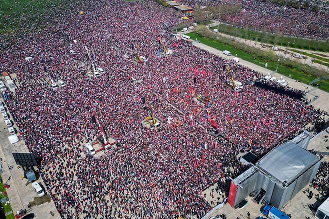지난 3월 29일 에크렘 이마모을루 이스탄불 시장의 체포에 정부를 규탄하는 시위에 몰려든 튀르키예 시민들 / 공화인민당(CHP) 페이스북 페이지