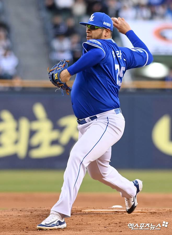 28일 오후 서울 송파구 잠실야구장에서 열린 '2025 신한 SOL Bank KBO리그' 삼성 라이온즈와 두산 베어스의 경기, 1회말 삼성 선발투수 후라도가 공을 힘차게 던지고 있다. 엑스포츠뉴스 DB