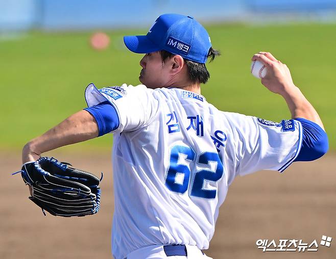 1일 오후 일본 오키나와 온나손 아카마 구장에서 열린 LG 트윈스와 삼성 라이온즈의 연습경기, 9회초 삼성 김재윤이 공을 힘차게 던지고 있다. 엑스포츠뉴스 DB