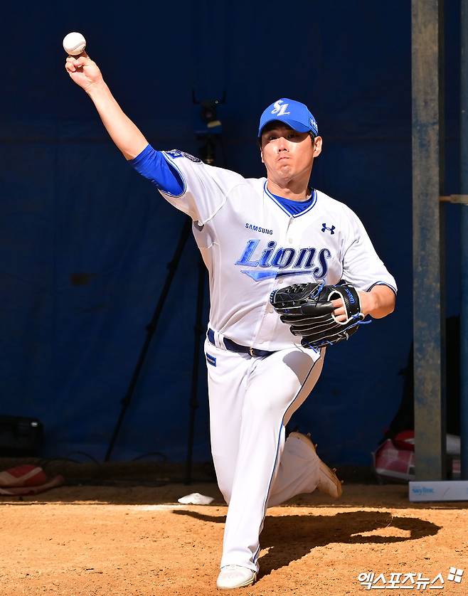 25일 오후 일본 오키나와 온나손 구장에서 열리는 SSG 랜더스와 삼성 라이온즈의 연습경기, 삼성 김재윤이 불펜 피칭을 하고 있다. 엑스포츠뉴스 DB