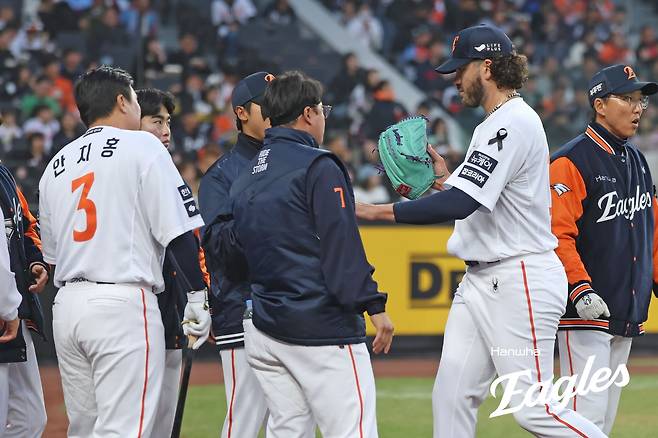 한화 이글스가 3일 대전 한화생명 볼파크에서 열린 2025 신한 SOL Bank KBO리그 롯데 자이언츠와의 팀 간 2차전에서 2-4로 졌다. 사진 한화 이글스