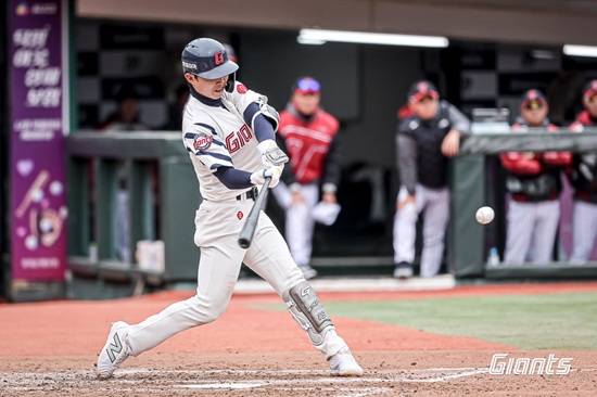 롯데 자이언츠 내야수 전민재가 4일 사직 두산전에 9번 타자 겸 3루수로 선발 출전해 친정과 첫 맞대결을 펼친다. 롯데 자이언츠