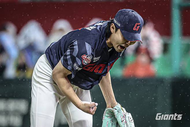 롯데 자이언츠 투수 정철원이 4일 사직 두산전에서 친정팀과 정규시즌 첫 만남을 가진다. 롯데 자이언츠
