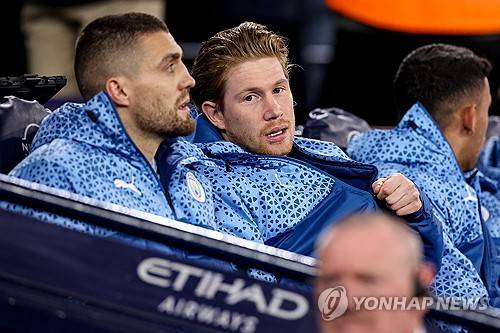 영국 공영방송 BBC는 4일(한국시간) 케빈 더브라위너가 이번 시즌이 끝나고 계약이 만료되면 맨체스터 시티를 떠나는 게 확정됐다고 보도했다. 2015년부터 맨시티에서 뛴 벨기에 미드필더 더브라위너는 지금까지 413경기에 출전해 106골 174도움을 기록했다. 맨시티 레전드인 더브라위너는 자신의 사회관계망서비스(SNS)를 통해 시즌이 끝나면 클럽을 떠날 생각이라고 팬들에게 발표했다. 연합뉴스