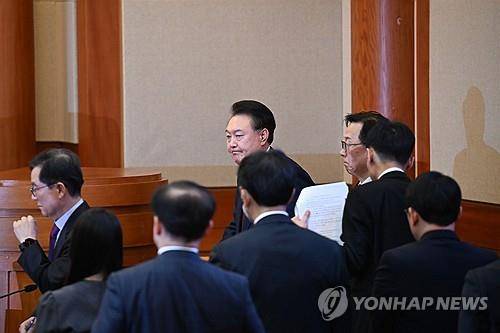 탄핵심판 10차 변론 출석하는 윤 대통령  (서울=연합뉴스) 윤석열 대통령이 20일 서울 종로구 헌법재판소에서 열린 윤 대통령 탄핵 심판 10차 변론에 출석하고 있다. 2025.2.20 [사진공동취재단]