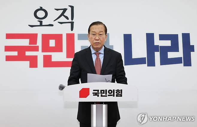 윤석열 전 대통령 탄핵 인용, 입장 밝히는 국민의힘 (서울=연합뉴스) 김주형 기자 = 국민의힘 권영세 비상대책위원장이 4일 서울 여의도 국회에서 헌재의 윤석열 전 대통령 탄핵 인용이 발표되자 입장을 밝히고 있다. 2025.4.4 kjhpress@yna.co.kr