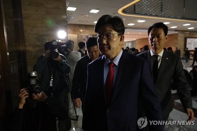 비상 의원총회 참석하는 권성동 원내대표 (서울=연합뉴스) 김주형 기자 = 국민의힘 권성동 원내대표가 4일 서울 여의도 국회에서 비상 의원총회에 참석하고 있다. 2025.4.4 kjhpress@yna.co.kr