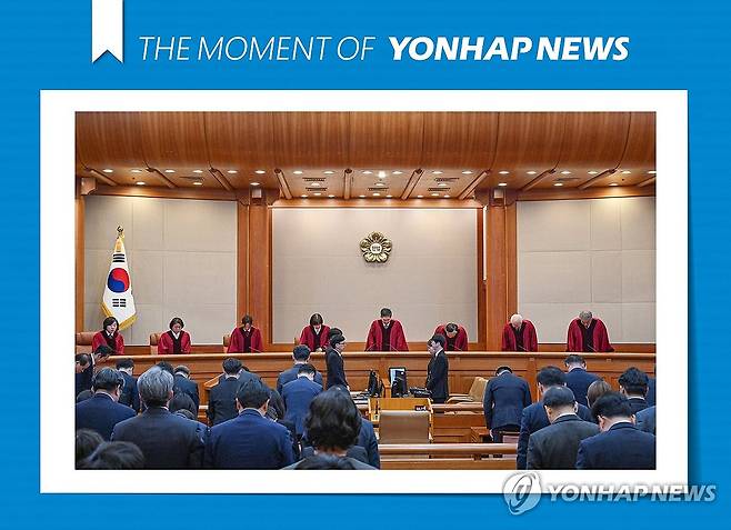 [모멘트] 대통령 탄핵심판 심판정 입장한 헌법 재판관들 (서울=연합뉴스) 문형배 헌법재판소장 권한대행을 비롯한 헌법재판관들이 4일 서울 종로구 헌법재판소 대심판정에서 열린 윤석열 대통령 탄핵심판 선고를 위해 입장하고 있다. 
    왼쪽부터 정계선, 김복형, 정정미, 이미선, 문형배, 김형두, 정형식, 조한창 헌재 재판관. 2025.4.4 [사진공동취재단]  [THE MOMENT OF YONHAPNEWS] photo@yna.co.kr