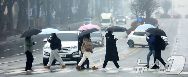 전북자치도 전주시 백제대로에서 우산을 쓴 시민들이 발걸음을 재촉하고 있다. /뉴스1 ⓒ News1 유경석 기자