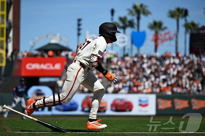 샌프란시스코 자이언츠 이정후가 5일(한국시간) 열린 시애틀 매리너스와의 2025 메이저리그 홈 경기에서 5경기 연속 안타를 기록했다. ⓒ AFP=뉴스1
