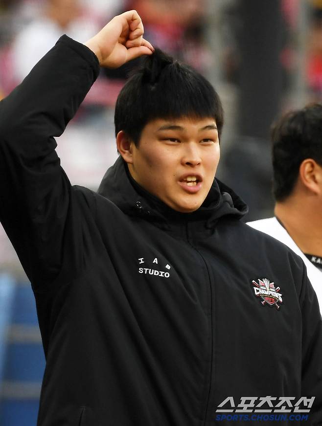 지찬이 형 머리가 너무 짧은 거 아니에요?.