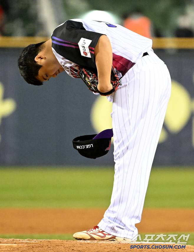 4일 잠실야구장에서 열린 KIA와 LG의 경기, 8회초 등판한 LG 장현식이 투구에 앞서 3루 KIA 원정 팬들에게 인사하고 있다. 잠실=허상욱 기자 wook@sportschosun.com/2025.04.04/