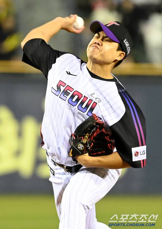 줄무늬 유니폼을 입고 힘찬 피칭을