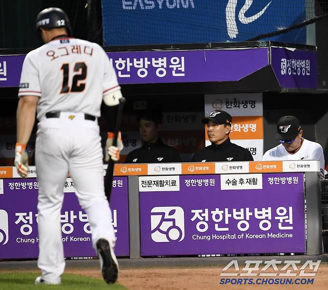 2년 전 당시 최원호 감독은 방출 직전까지 외국인 타자 오그레디 홈런을 보지 못했다.