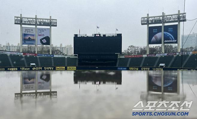 5일 잠실야구장에서 KIA와 LG의 경기가 예정된 가운데 그라운드에 비가 내려 방수포가 덮여 있다. 잠실=허상욱 기자 wook@sportschosun.com/2025.04.05/