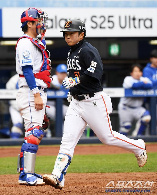 5일 대구 삼성라이온즈파크에서 열린 삼성 라이온즈와 한화 이글스의 경기. 8회초 2사 한화 문현빈이 솔로포를 날린 뒤 환호하고 있다. 대구=박재만 기자 pjm@sportschosun.com/2025.04.05/