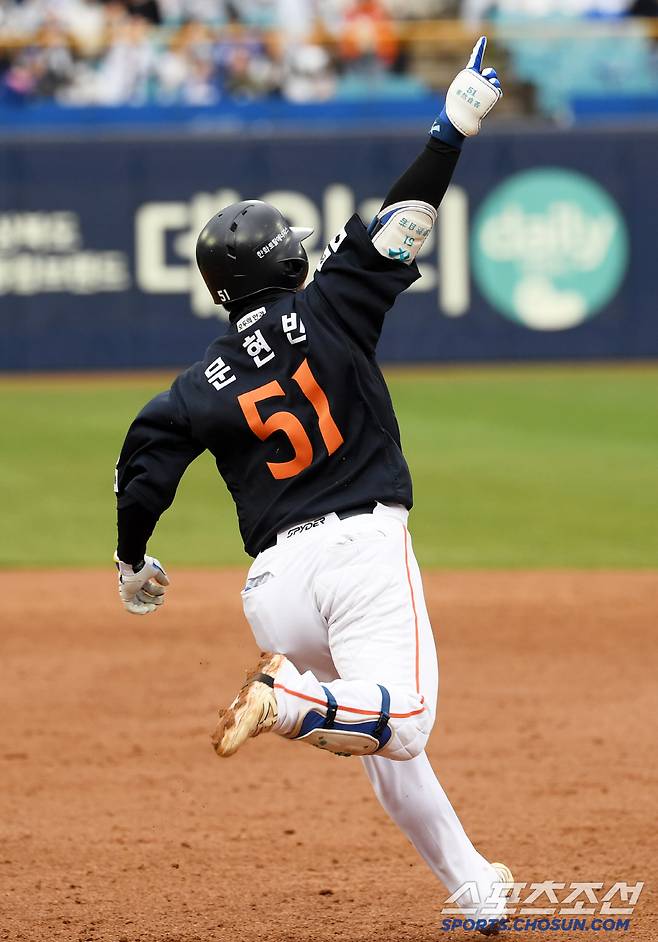5일 대구 삼성라이온즈파크에서 열린 삼성 라이온즈와 한화 이글스의 경기. 9회초 2사 1,2루 한화 문현빈이 역전 스리런포를 날린 뒤 환호하고 있다. 대구=박재만 기자 pjm@sportschosun.com/2025.04.05/