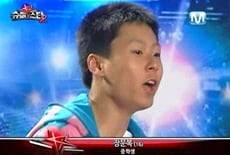 한 오디션 프로그램에 출연해 아웃사이더의 노래를 따라 부르다가 전 국민적 놀림감이 됐던 16세 장문복 군. 그는 이후 아웃사이더의 집에 4년 간 기거하며 조언(?)을 구했고 "트라우마를 직면하라"는 격려에 힘 입어 새로운 오디션 프로그램에 출연해 인생의 전기를 마련한다. /Mnet