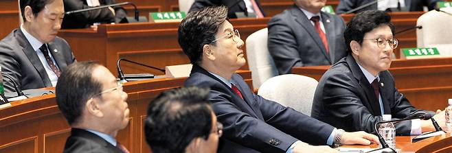 與 의원총회 - 권성동(가운데) 국민의힘 원내대표가 4일 국회에서 열린 의원총회에 참석해 연단 쪽을 바라보고 있다. 권 원내대표 왼쪽은 권영세 비상대책위원장, 오른쪽은 박형수 원내수석부대표. /뉴스1