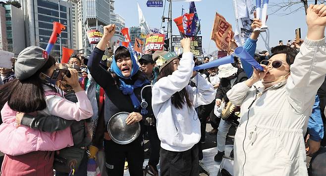 환호하는 탄핵 찬성 집회 참가자 - 헌법재판소가 4일 오전 윤석열 대통령 탄핵 인용 결정을 내리자 서울 종로구 안국역 인근에서 열린 탄핵 찬성 집회 참가자들이 환호하고 있다. /연합뉴스