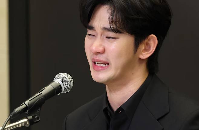 Actor Kim Soo-hyun speaks during a press conference at a hotel in Seoul on March 31, addressing allegations regarding his past relationship with the late actress Kim Sae-ron when she was a minor. /News1