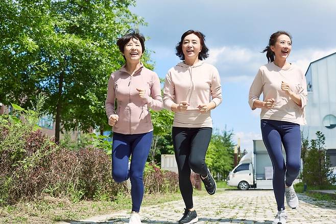 ‘은밀한 살인자’ 만성염증을 없애려면 달리기를 비롯해 수영, 자전거 타기 등 유산소 운동을 꾸준히 하면 좋다. 이 밖에도 스트레스를 줄이고 건강한 식단을 유지하는 것도 도움이 된다. 게티이미지뱅크