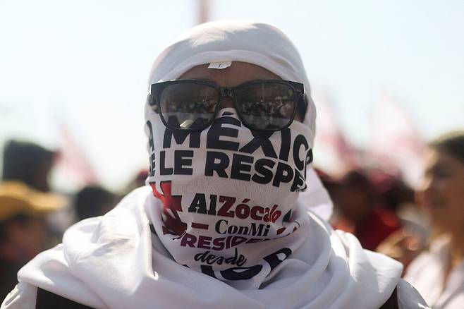 2025년 3월9일 멕시코 멕시코시티 소칼로광장에서 도널드 트럼프 미국 대통령의 25% 관세에 반대하는 집회가 열리고 있다. 관세 철퇴의 첫 번째 대상이었던 멕시코와 캐나다는 맥없이 당하지는 않겠다는 의지를 불태운다. REUTERS