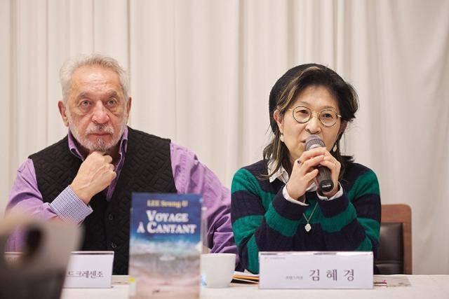 프랑스 번역가 장클로드 드크레센조(왼쪽)와 김혜경 교수가 2023년 12월, 한국문학번역상 대상 수상을 기념해 서울 종로구 소재 한 식당에서 열린 기자간담회에 참석해 발언하고 있다. 한국문학번역원 제공