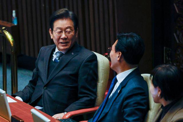 이재명 더불어민주당 대표가 4일 서울 여의도 국회에서 열린 제424회국회(임시회) 제1차 본회의에서 김민석 최고위원과 대화하고 있다. 뉴스1