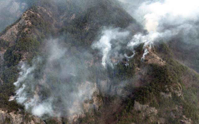 지난달 27일 경북 청송군 주왕산국립공원에서 연기가 피어오르고 있다. 청송=뉴시스