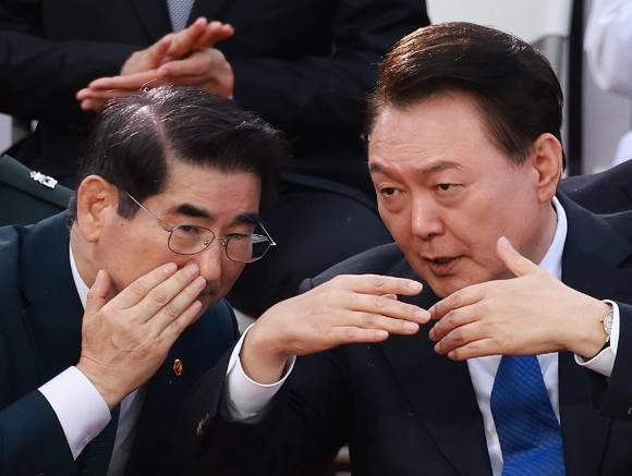 윤석열 대통령이 지난해 10월 1일 서울 광화문광장 관람 무대에서 건군 76주년 국군의날 시가행진을 지켜보던 중 김용현 국방부 장관과 대화하고 있다. [사진=연합뉴스]