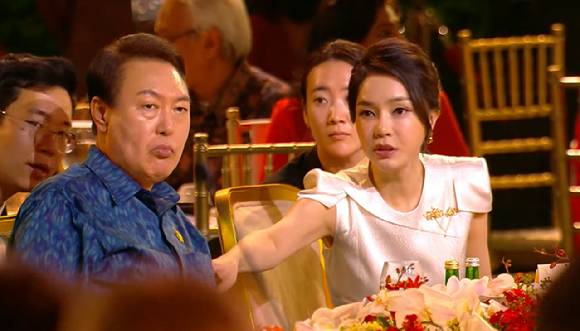 G20 환영 만찬에서 김건희 전 영부인이 윤석열 전 대통령의 등을 떠미는 듯한 모습이 포착됐다. [사진=유튜브 'Sekretariat Presiden' 캡처]