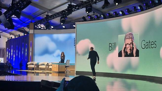 빌 게이츠 마이크로소프트(MS) 창업자가 4일(현지시간) 미국 레드먼드 본사에서 개최된 창사 50주년 행사에서 열화와 같은 환호 속에 무대 위에 오르고 있다./ 송영찬 특파원