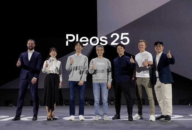 개발자 컨퍼런스 플레오스25  송창현 현대차·기아 AVP본부장 사장이 지난 28일 서울 강남구 코엑스에서 열린 개발자 콘퍼런스 '플레오스 25'에서 발표자들과 기념 촬영하고 있다.  왼쪽부터 노아 지크 우버 자율주행 모빌리티&배송 부문 총괄, 정재연 삼성전자 스마트싱스팀장 부사장, 박재욱 쏘카 CEO, 송창현 현대차·기아 AVP본부 사장, 마쓰바라 타츠야 유니티 아태지역 자동차 부문 총괄, 드니스 네클리우도프 구글 안드로이드 오토모티브 엔지니어링 담당, 이재후 네이버 네이버앱 부문장. 사진=연합뉴스