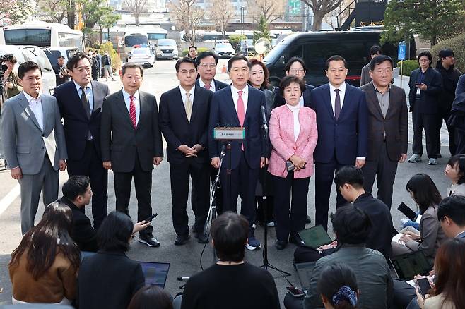윤석열 전 대통령의 탄핵심판 결정 선고일인 지난 4일 서울 종로구 헌법재판소에서 김기현 의원 등 국민의힘 의원들이 심판정에 들어서기 앞서 발언하고 있다. 사진공동취재단