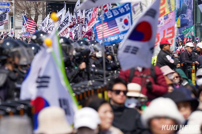 헌법재판소가 윤석열 대통령을 파면하는 '탄핵 인용' 결정을 내린 4일 서울 용산구 한남동 관저 앞에서 윤 대통령 지지자들이 대형 스크린으로 파면 선고를 지켜보며 슬퍼하고 있다. 유희태 기자
