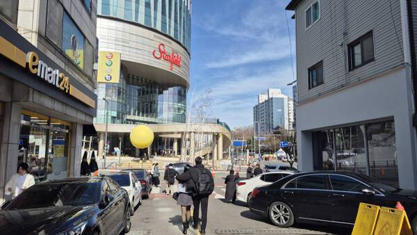 지난 4일 오후 2시께 화서역 먹자골목 입구. 식사를 마친 시민들이 건너편 스타필드 수원으로 이동하고 있다. 금유진기자