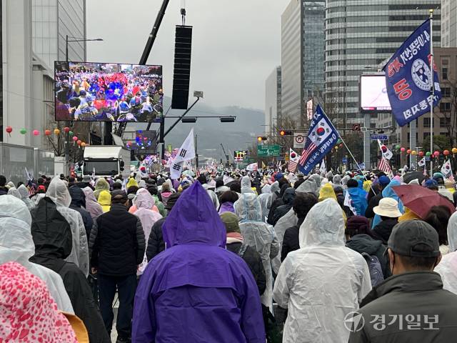 5일 오후 2시께 서울 종로구 광화문역 6번 출구에서 시청역 2번 출구까지 전광훈 목사 주도의 보수단체들이 윤석열 전 대통령 파면을 반대하는 대규모 집회를 열고 있다. 박소민기자