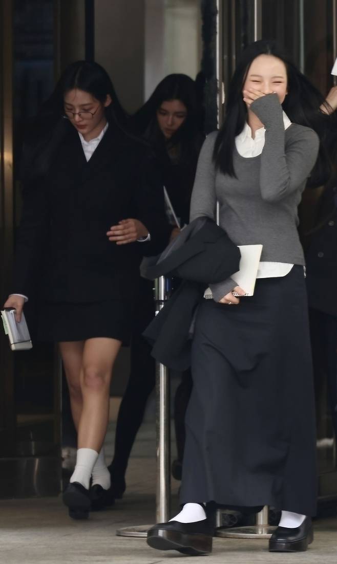 뉴진스 멤버 해린을 둘러싼 루머에 대해, 멤버들의 부모들이 실명을 거론한 보도에 강한 유감을 표하며 입장을 밝혔다.사진=연합뉴스