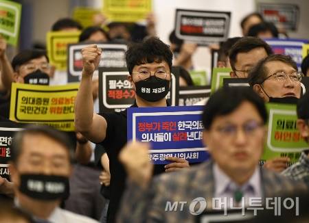 [광주=뉴시스] 박기웅 기자 = 18일 오후 광주 동구 지산동 무등파크호텔에서 열린 광주시의사회 '의료농단 저지 총 궐기대회'에서 회원들이 정부의 일방적인 의료정책 추진을 규탄하고 있다. 2024.06.18. pboxer@newsis.com /사진=박기웅