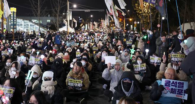 사진은 지난해 12월 서울 용산구 대통령 관저 인근에서 열린 '내란수괴 윤석열 체포·구속 시민대회' 참가자들이 윤석열 대통령 비상계엄과 수사단 조사 불응을 규탄하며 즉각적인 체포·구속을 촉구하는 모습. /사진=뉴스1