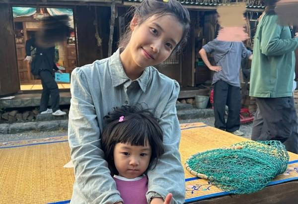 가수 겸 배우 아이유가 아역배우 신채린을 위해 특별한 선물을 보냈다. 사진은 넷플릭스 오리지널 시리즈 '폭싹 속았수다'에 출연한 가수 겸 배우 아이유와 아역배우 신채린 모습. /사진=신채린 어머니 SNS 캡처