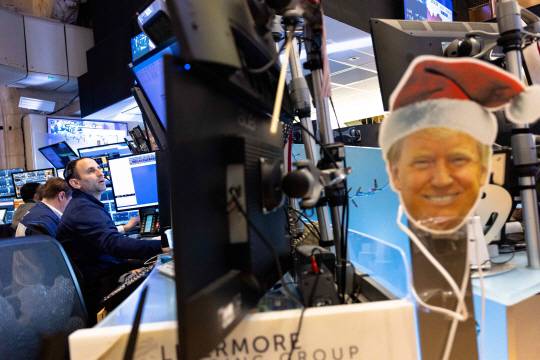 지난 3일(현지시간) 뉴욕 증권거래소의 트레이더들. 도널드 트럼프 미국 대통령의 일부 국가에 대한 관세 인상 발표에 시장이 반응하면서 3대 주요 주가지수가 모두 하락하면서 증시가 개장했다. AFP연합뉴스