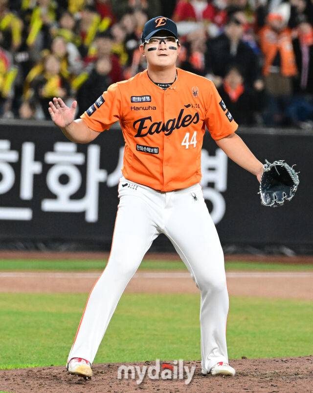 2025년 3월 28일 오후 대전 한화생명 볼파크에서 진행된 '2025 신한 SOL뱅크 KBO 리그' KIA 타이거즈와 한화 이글스의 경기.한화 김서현이 7-2로 승리한 뒤 기뻐하고 있다./마이데일리