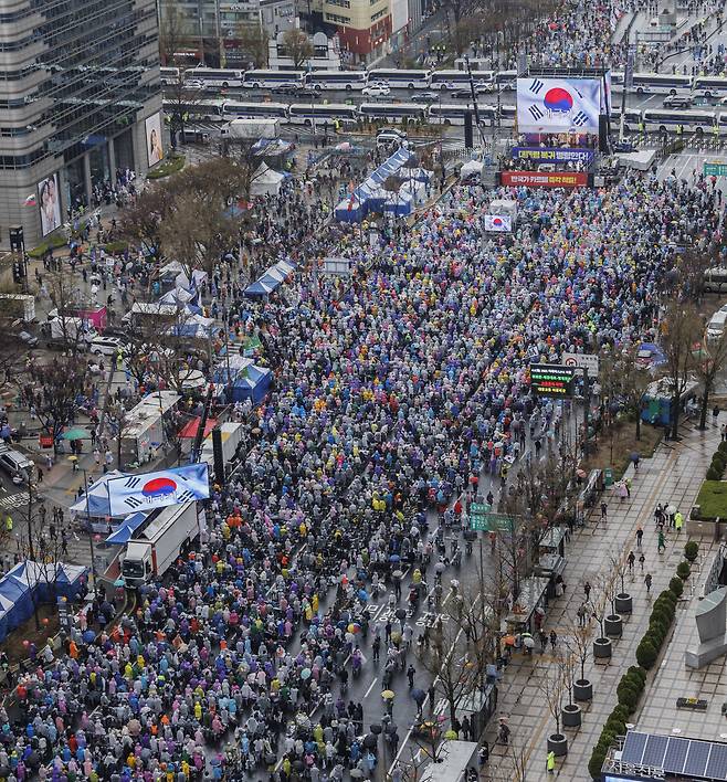 5일 서울 종로구 동화면세점 앞에서 대한민국바로세우기국민운동본부 주최 광화문 국민대회가 열리고 있다. [연합]