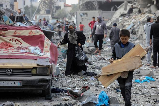 4일(현지시간) 가자지구에서 이스라엘 공습 후 대피소로 바뀐 학교에 사람들이 몰려있다.  [신화통신]