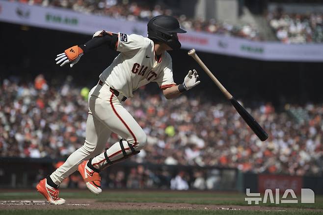 [샌프란시스코=AP/뉴시스] 미국 메이저리그(MLB) 샌프란시스코 자이언츠의 이정후가 5일(한국 시간) 미국 캘리포니아주 샌프란시스코의 오라클 파크에서 열린 2025 MLB 정규시즌 시애틀 매리너스와의 경기에 3번 타자 중견수로 선발 출전, 4회말 안타를 치고 달리고 있다. 2025.04.05.