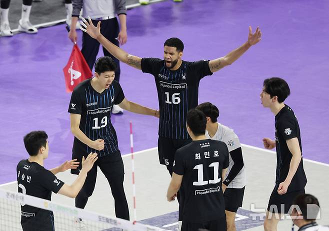 [인천=뉴시스] 김진아 기자 = 5일 인천 계양체육관에서 열린 2024-2025 V-리그 남자부 챔피언결정전 대한항공 점보스와 현대캐피탈 스카이워커스의 경기, 현대캐피탈 레오와 선수들이 공격에 성공한 뒤 기뻐하고 있다. 2025.04.05. bluesoda@newsis.com