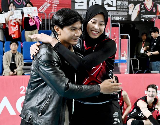 남자친구와 포옹하는 메가(오른쪽). 한국배구연맹