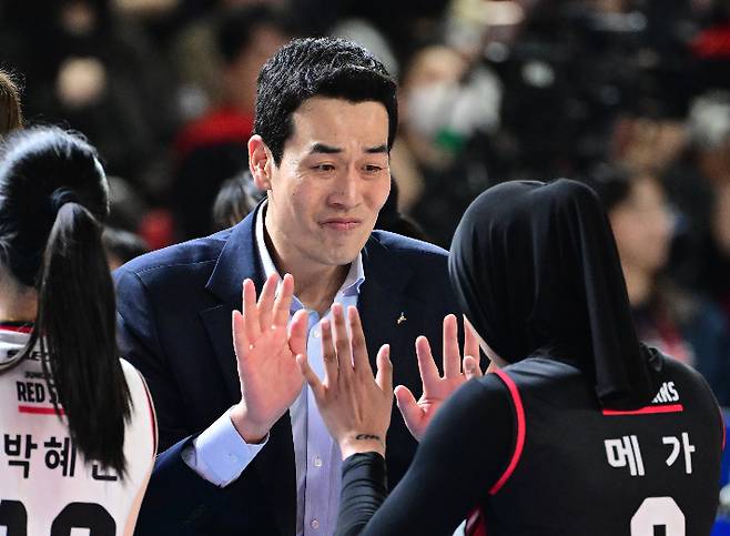 고희진 감독과 메가. 한국배구연맹
